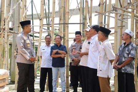 Polres Kediri Salurkan Puluhan Karung Semen Dukung Pembangunan Masjid