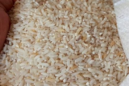 Duh Beras Bansos Bulog Berwarna Kuning KPM Bilang Banyak Batu dan Arom