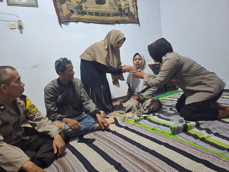 Kasat Binmas Polres Pasuruan Takziah Ke Korban Tewas Kecelakaan Ka Mut