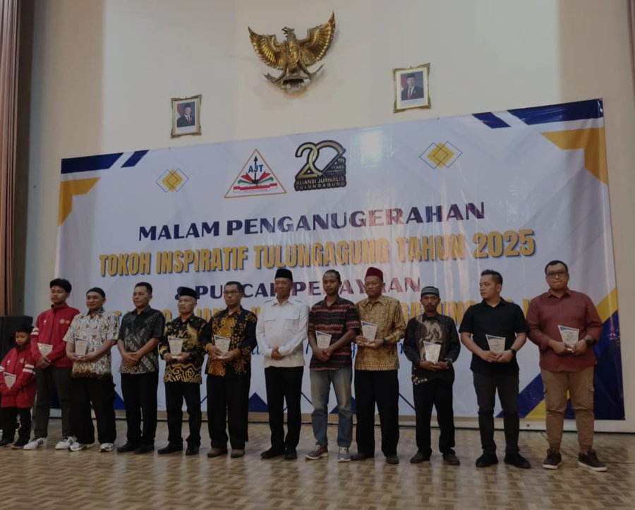 Bupati Gatut Sunu Wibowo Raih Penghargaan Tokoh Inspiratif 2025 Pada P