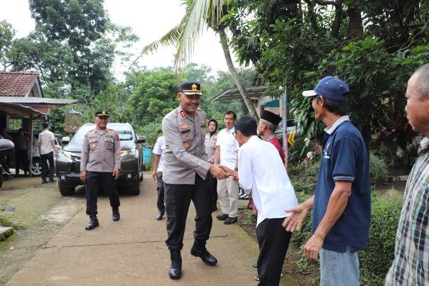 Warga Dusun Genting Disambangi Kapolres Kendal, Solidaritas Saat Laka 