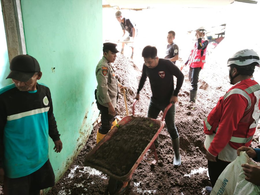 Anggota Polsek Nongkojajar Dan Warga Evakuasi Korban Longsor Di Tlogos
