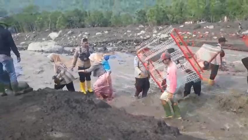 Polri Terus Evakuasi Warga Dan Mengamankan Harta Benda Di Candipuro: B