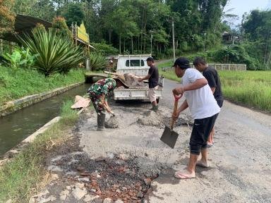 Tanpa Menunggu Anggaran, Anggota Tni Dan Warga Tambal Jalan Berlubang 