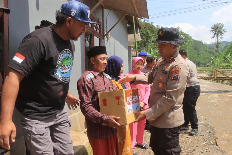 Kapolres Probolinggo Salurkan Bantuan Untuk Warga Terdampak Banjir Di 
