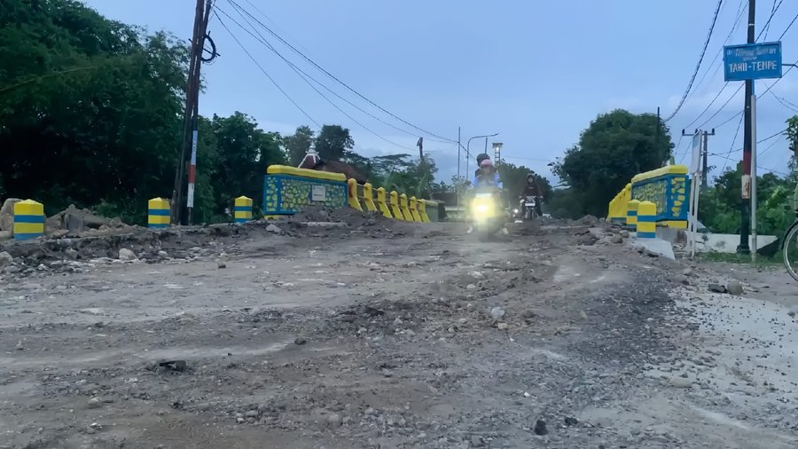 Belum Lama Rampung Oprit Jembatan Banger Trenggalek Rusak Parah Kualit