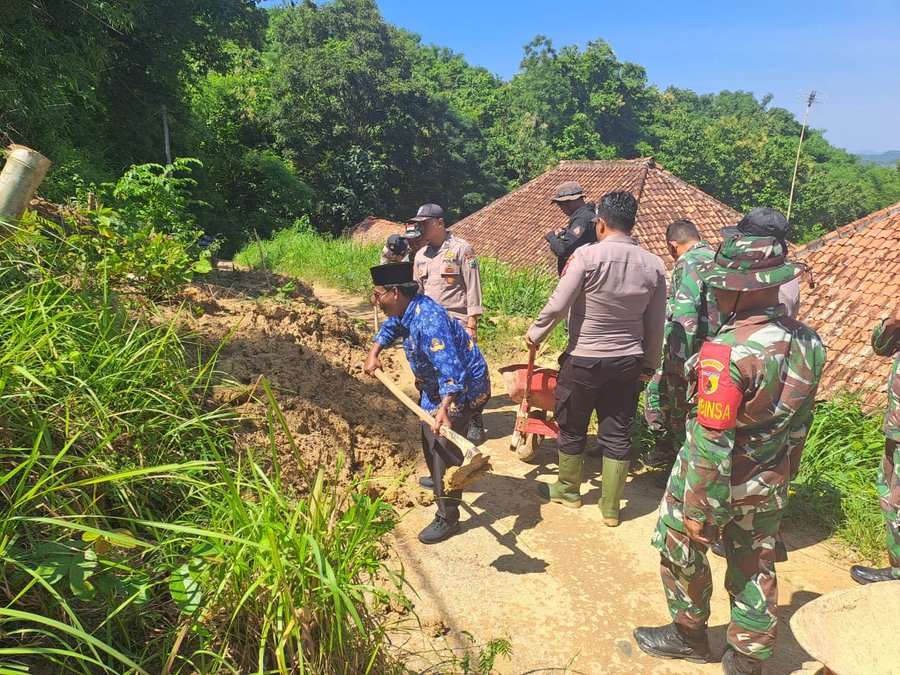 Polsek Guluk guluk Bersama Tni Dan Masyarakat Tangani Tanah Longsor Di