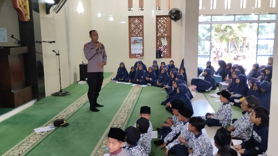 Humas Polres Bondowoso Gelar Sosialisasi Bahaya Narkoba Di Yayasan Al 