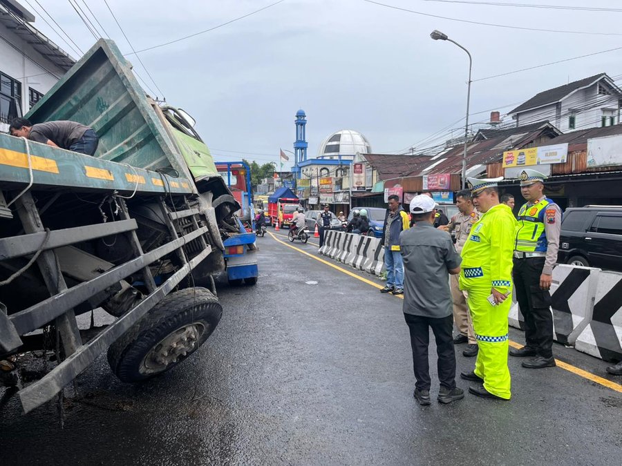 Truk Tronton Bermuatan 38 Ton Keramik Alami Rem Blong Di Simpang Empat