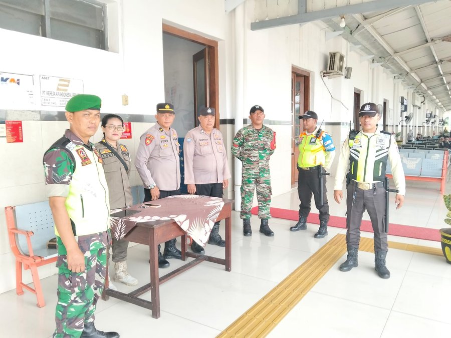 Polres Pasuruan Pantau Arus Ka Di Bangil Libur Nataru 2025 Volume Penu