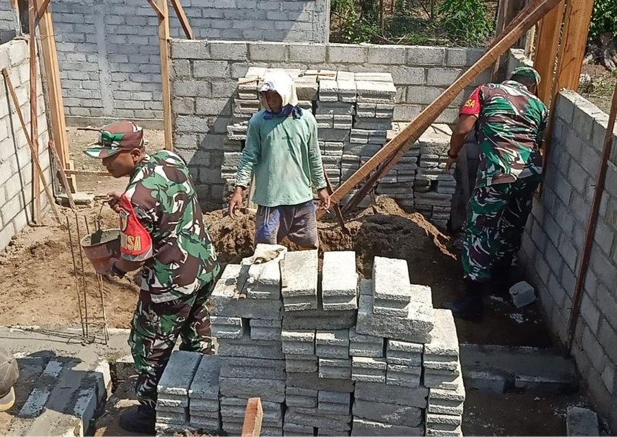 Pererat Kebersamaan Babinsa Desa Gandean Gotong Royong Bangun Rumah Wa