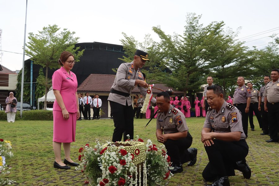 Kapolres Demak Pimpin Upacara Kenaikan Pangkat 98 Personel