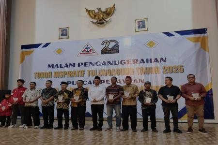 Bupati Gatut Sunu Wibowo Raih Penghargaan Tokoh Inspiratif 2025 pada P