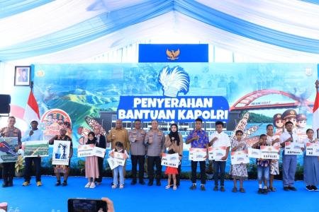 Polri Serahkan Bantuan Pendidikan bagi 10 Anak Korban KKB di Papua