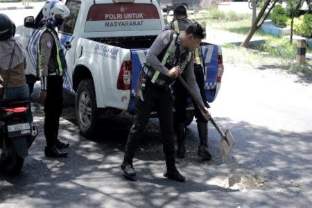 Polantas Polres Gresik Tambal Jalan Berlubang Demi Keselamatan Pengend