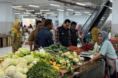 Satgas Pangan Polres Ponorogo  Pantau Bahan Pokok di Sejumlah Pasar Je
