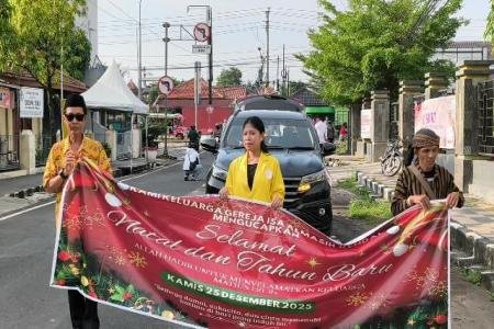 Unik Jemaat Gereja Isa Almasih Kendal Gelar Pawai Natal Keliling Kota