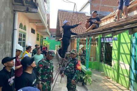 Babinsa Kepanjenkidul Bersama Warga Gotong Royong Renovasi Rumah Warga