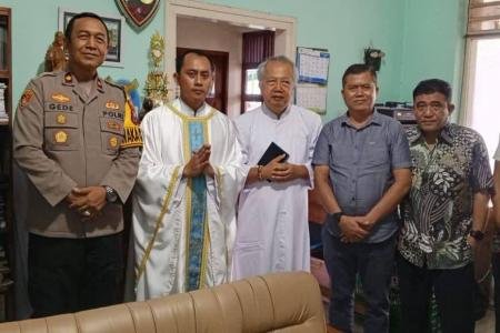 Tebar Damai Natal Kompol I Gede Suartika Sapa Umat Katolik di Bondowos