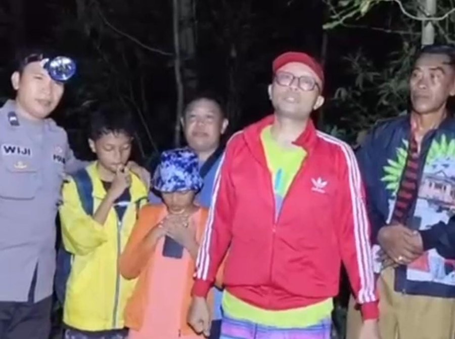 Polres Gresik Selamatkan Wisatawan Asal Sidoarjo Tersesat Di Hutan Pul