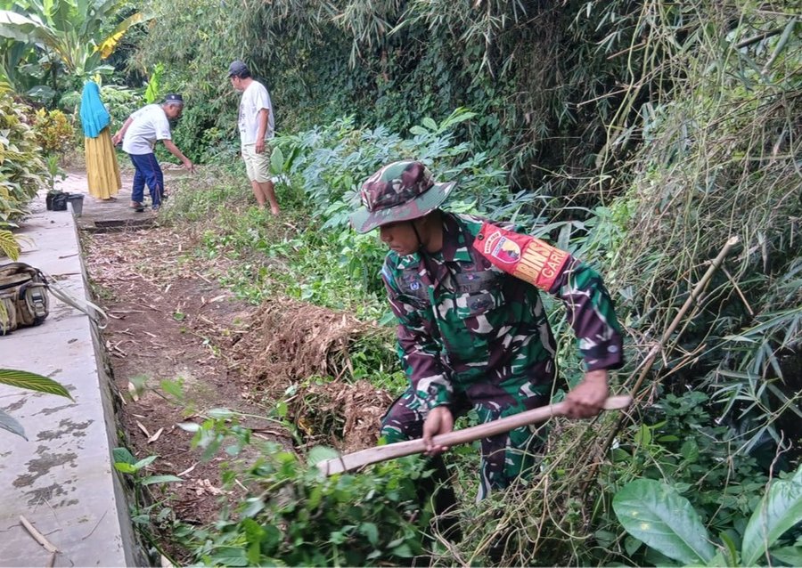 Cegah Longsor, Babinsa Garum Bersama Warga Tanam Pohon Keras Di Lingku