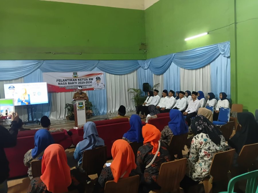 Camat Padalarang Hadiri Pelantikan Ketua Rw Masa Bakti 2025 2030 Di De