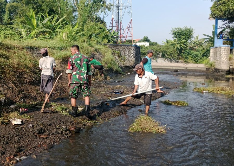 Maksimalkan Pasokan Air Pertanian, Babinsa Karangsari Dan Poktan Margo