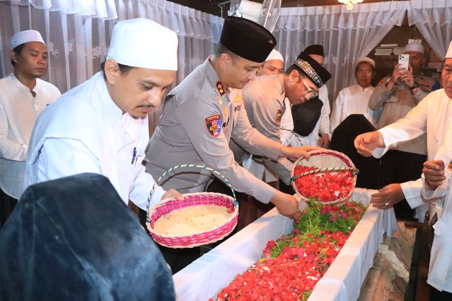 Awali Tugas Baru Kapolres Gresik Ziarah Wali Dan Ulama