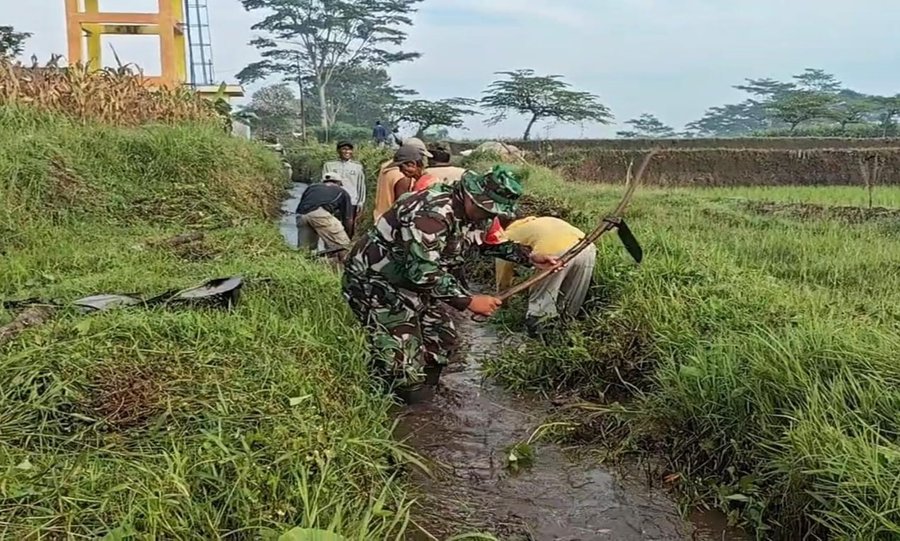 Optimalkan Pasokan Air Sawah Babinsa Turun Tangan Bersihkan Saluran Ir