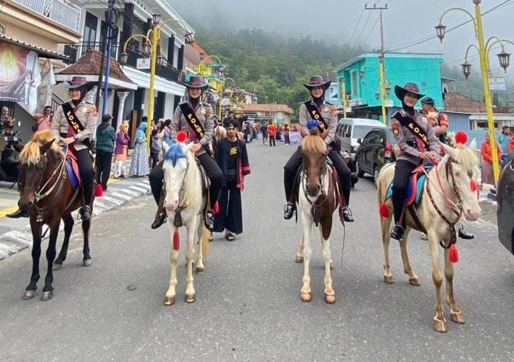 Layanan Keamanan, Polwan Polres Magetan Patroli Berkuda Di Wisata Sara