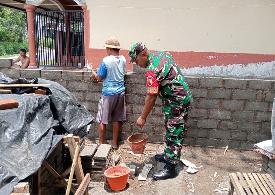 Wujud Kemanunggalan Babinsa Bence Gotong Royong Bangun Rtlh Kediaman B