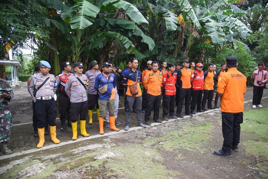 Polres Bondowoso Bersama Basarna Melakukan Upaya Pencarian Korban Teng