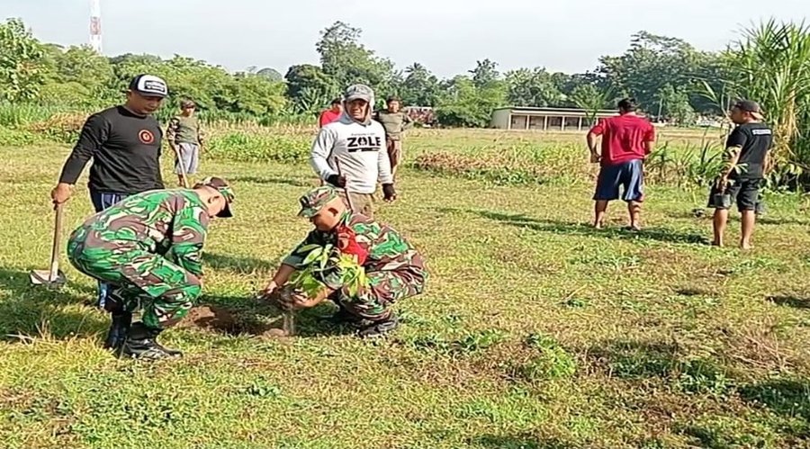 Peduli Lingkungan Sertu M. Ayub Bersama Warga Tlumpu Laksanakan Penghi