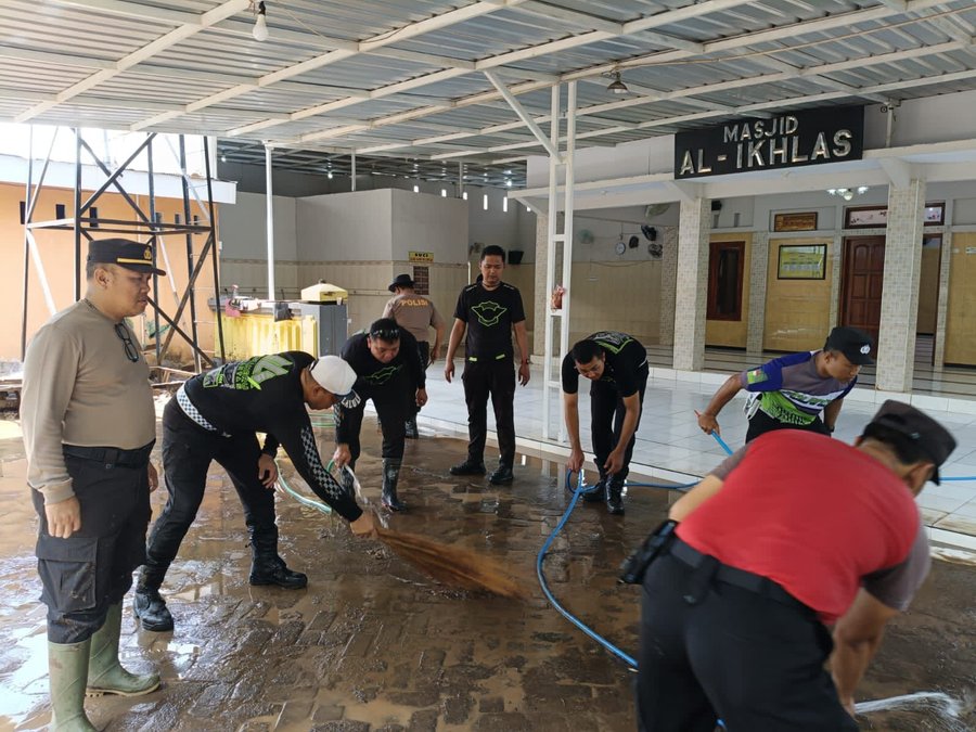 Polres Situbondo Bersihkan Fasum Terdampak Banjir Bandang Di Desa Kali
