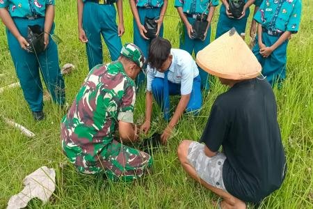 Babinsa Ngeni Bersama Siswa SMPN 2 Wonotirto Tanam Bibit Trembesi Mend