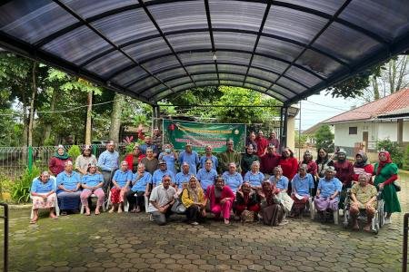 Perayaan Sederhana Sarat Makna Pengda INI Kendal Datangi Panti Wredha 