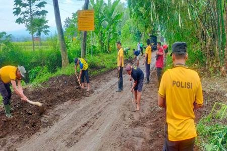 Polsek Winongan Bersama Warga Gelar Bakti Sosial Bersihkan Lumpur Pasc
