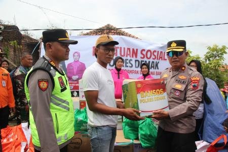 Bantu Warga Terdampak Banjir Polres Demak Distribusikan 200 Paket Semb