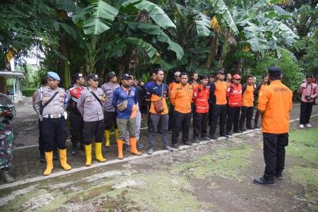 Polres Bondowoso bersama Basarna melakukan upaya pencarian korban teng