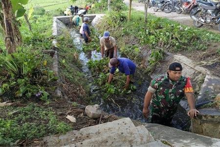 Cegah Banjir Musim Hujan Babinsa Ngaringan Gotong Royong Bersihkan Gor