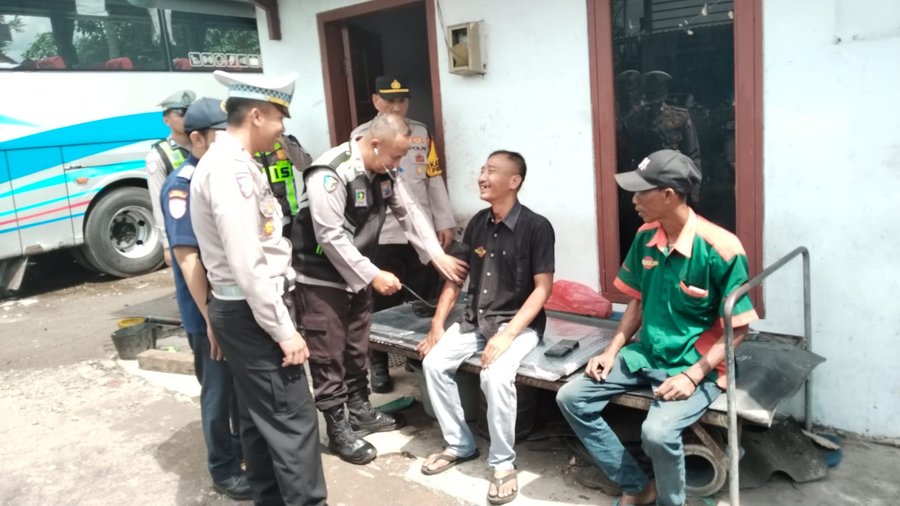 Polres Bondowoso Periksa Kesehatan Sopir Angkutan Umum Di Hari Pertama