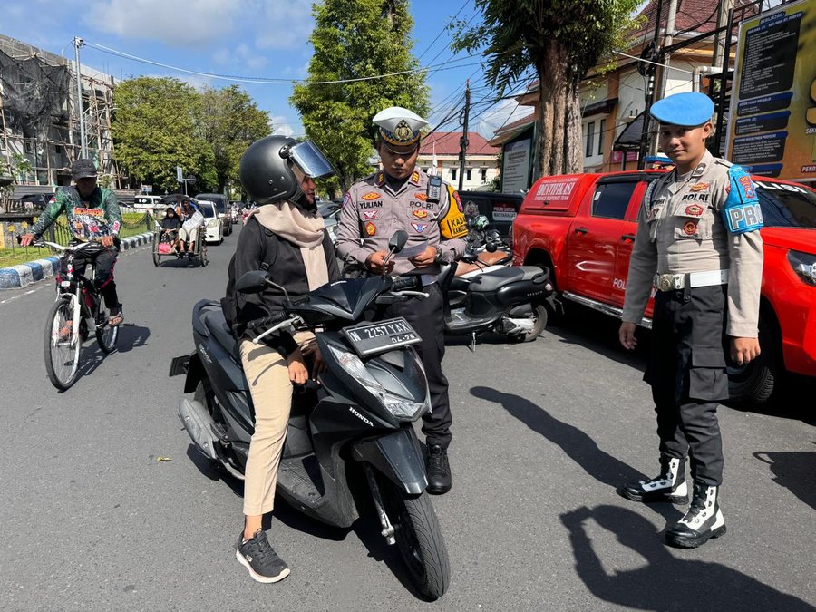 Polres Pamekasan Beri Bantuan Obat Dan Layanan Kesehatan Untuk Warga T