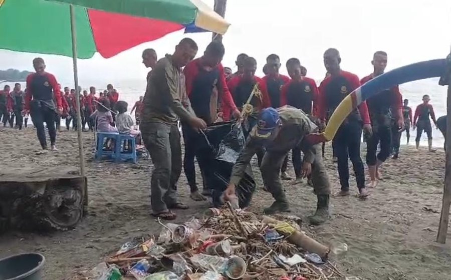 Pusdik Brimob Gelar Aksi Bersih Pantai Pasir Putih Situbondo, Tindak L