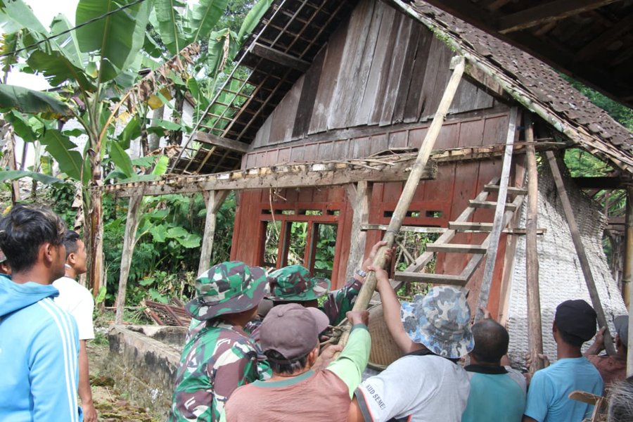 Mbah Sutrisno Senang Rumahnya Di Bongkar Satgas Tmmd Kodim 0808 blitar