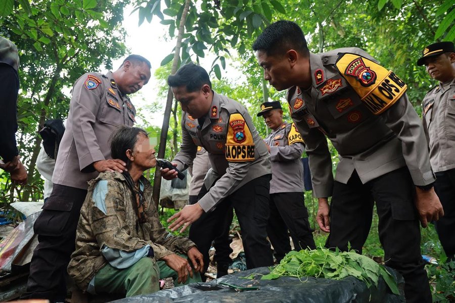 Polri Peduli : Polres Jember Evakuasi Kakek Tuna Wisma Dari Hutan Jubu