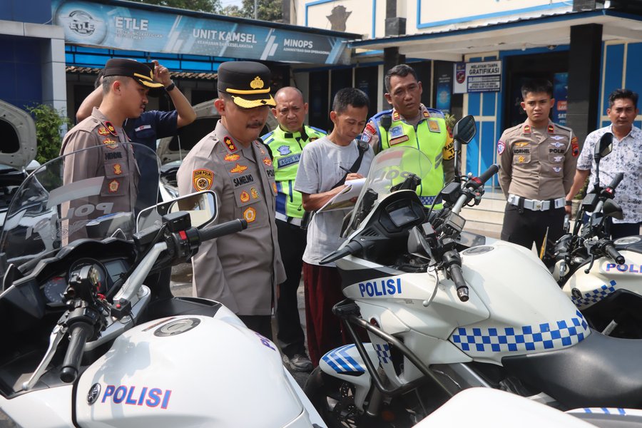 Pastikan Respons Cepat Di Lapangan Polres Demak Periksa Kendaraan Dina