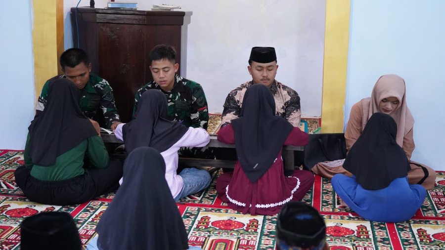 Satgas Tmmd Ke 127 Kodim 0808 blitar Ajarkan Anak anak Mengaji Di Dusu