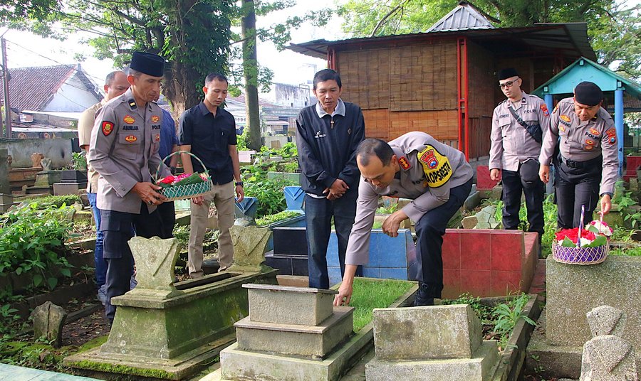 Jelang Ramadan 1447 H, Kapolresta Malang Kota Ziarah Ke Makam Korban K