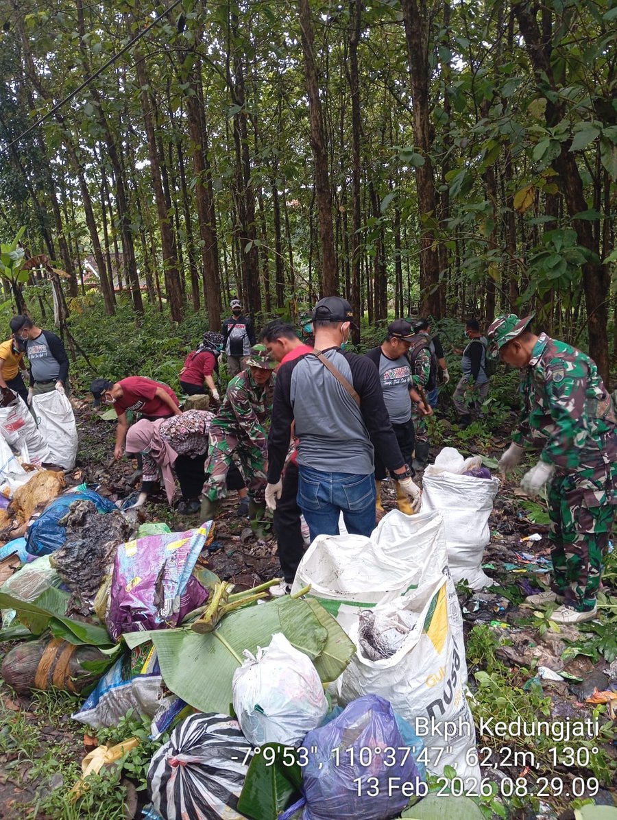 Lagi, Kph Semarang Lakukan Bersih bersih Hutan Dalam Rangka Memperinga