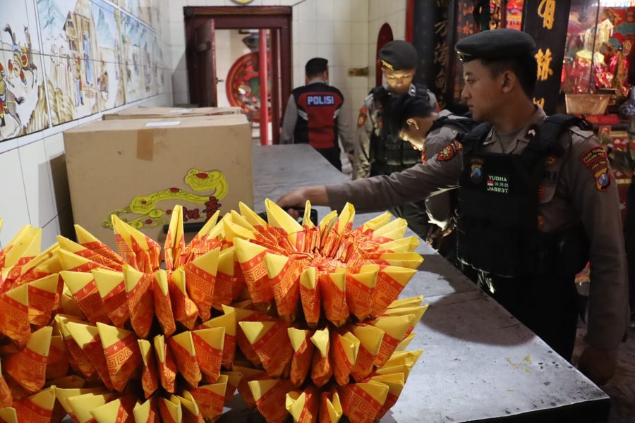 Polres Pelabuhan Tanjungperak Sterilisasi Klenteng Jelang Perayaan Iml